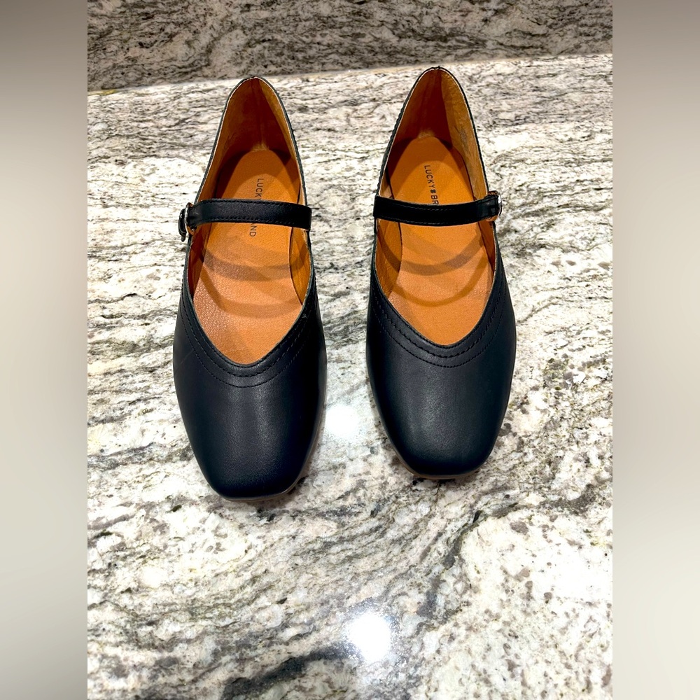 LUCKY Black Leather Flats with Minimalist Design